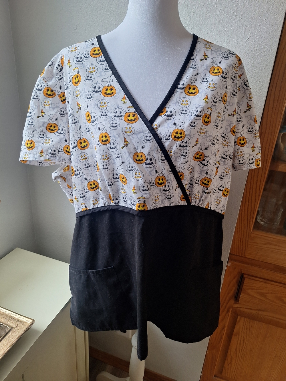 Peanuts Halloween Pumpkin Scrub Top - White, Black & Orange